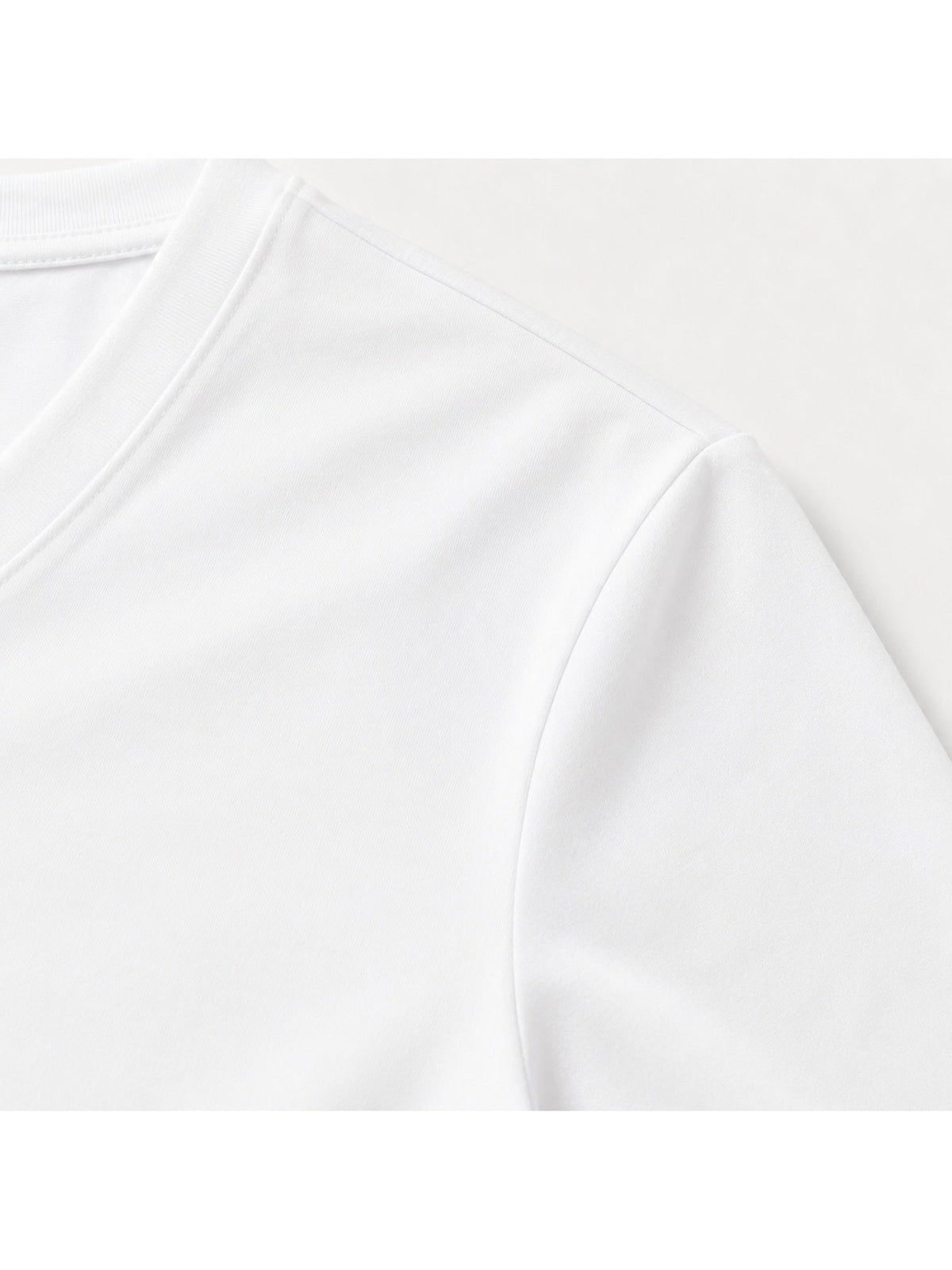 OLIVER | V-neck tee with kangaroo graphic