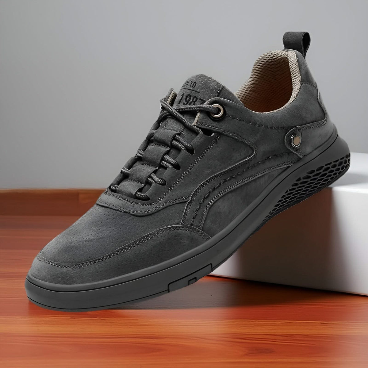 COLTON | Sneakers with structured overlays