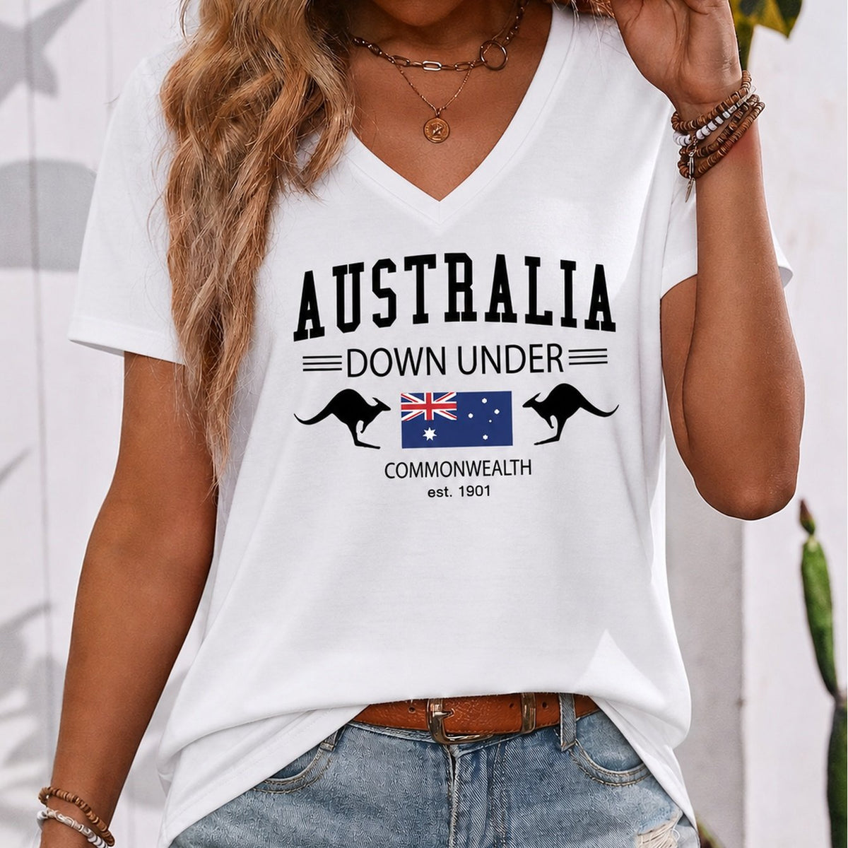 OLIVER | V-neck tee with kangaroo graphic